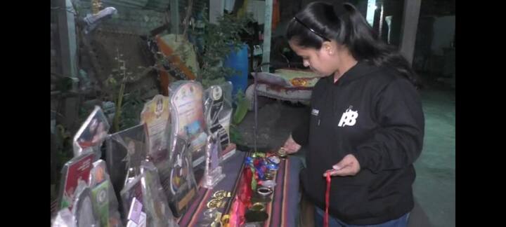 मात्र या दोन्ही ठिकाणी जाण्यासाठी आंतरराष्ट्रीय प्रवास खर्च लताला परवडणारा नाही, त्यामुळे लता हताश झालीय.आंतरराष्ट्रीय स्पर्धेसाठी या दोन्ही देशात जाण्यासाठी लताला जवळपास साडेतीन लाख रुपयांचा खर्च लागणार आहे.