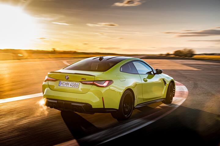 कारमध्ये ऑटोमॅटिक 3 झोन एअर कंडिशनिंग आहे.