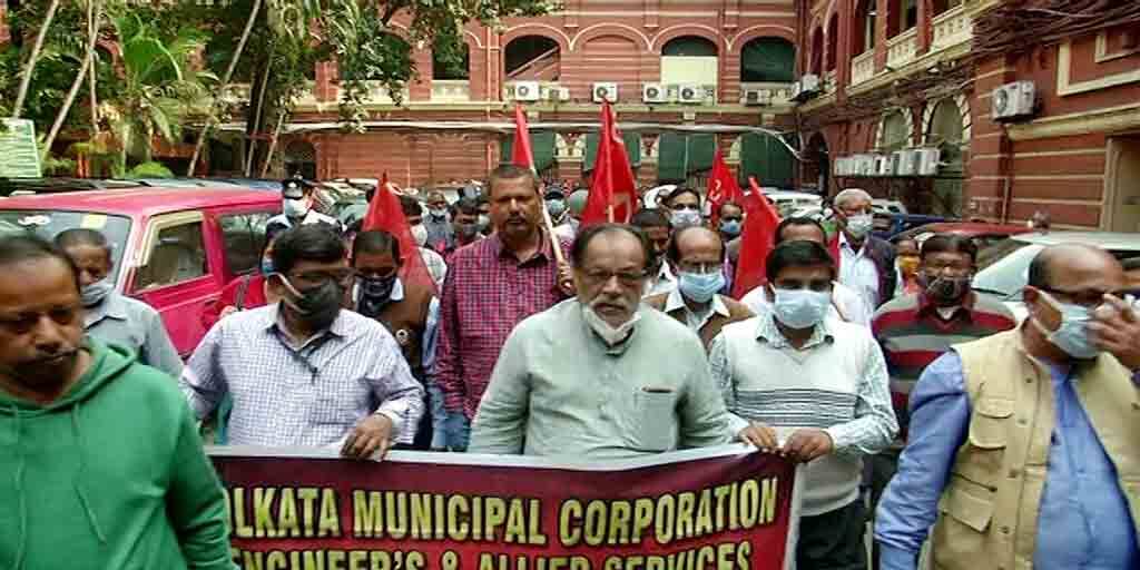 KMC Pension: Demonstration in Kolkata Municipality over 'arrears' pension KMC Pension: ‘বকেয়া’ পেনশনে বিক্ষোভ কলকাতা পুরসভায়
