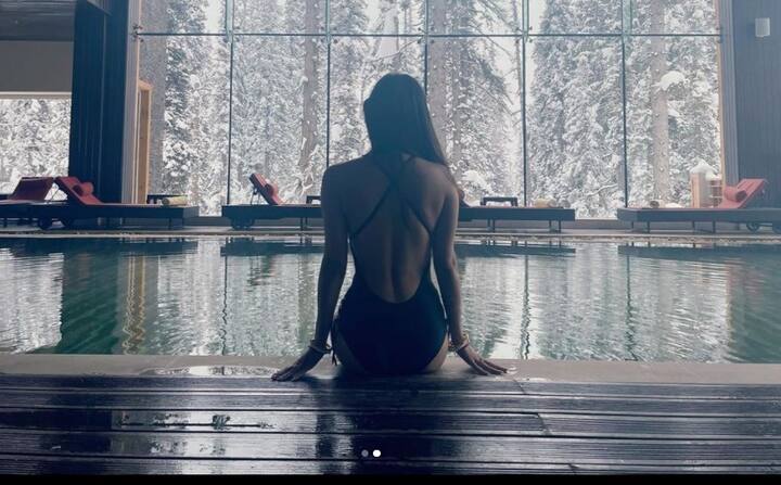 મુંબઈઃ બોલીવૂડ એક્ટ્રેસ મૌની રોય લગ્ન પછી પતિ સૂરજ નામ્બિયાર સાથે કશ્મીરની વાદીઓમાં હનીમૂન મનાવી રહી છે. મૌની રોય હનીમૂન પરથી પોતાના ચાહકો માટે તસવીરો શેર કરી રહી છે, ત્યારે હવે કડકડતી ઠંડી વચ્ચે મૌનીએ સ્વીમશૂટમાં ફોટોશૂટ કરાવીને ઠંડીમાં પણ આગ લગાવી દીધી છે.