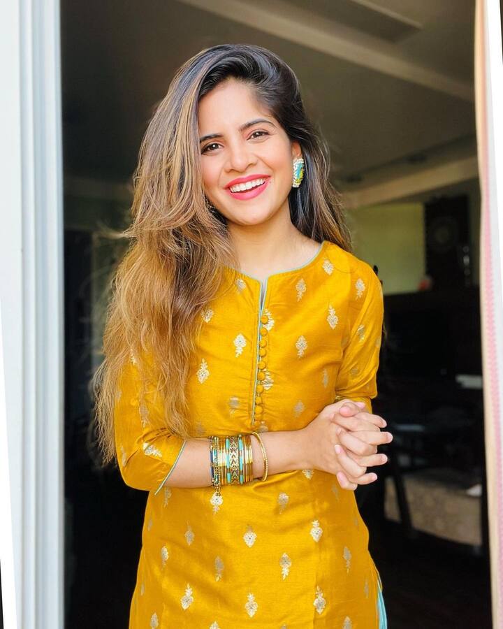 सध्या तिच्या नव्या फोटोंमुळे सोशल मिडियावर तिची चांगलीच चर्चा आहे. (PHOTO : @khwabeeda_amruta/Instagram)