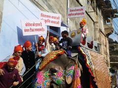 Bundi News: बूंदी शहर की अनोखी शादी, बिंदौरी से दिया वैक्सीन लगवाने का संदेश, दूल्हा खुद निकला पोस्टर लेकर