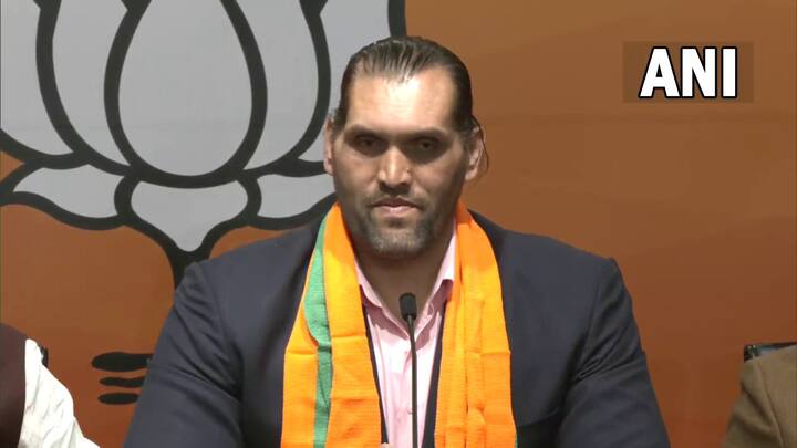 बीजेपी में शामिल होने के बाद खली ने कहा कि मैं भाजपा में शामिल होकर खुश हूं...मुझे लगता है कि देश के लिए पीएम मोदी का काम उन्हें सही प्रधानमंत्री बनाता है. इसलिए मैंने सोचा कि क्यों ना देश के विकास के लिए उनके शासन का हिस्सा बनूं. भाजपा की राष्ट्रीय नीति से प्रभावित होकर मैं भाजपा में शामिल हुआ.