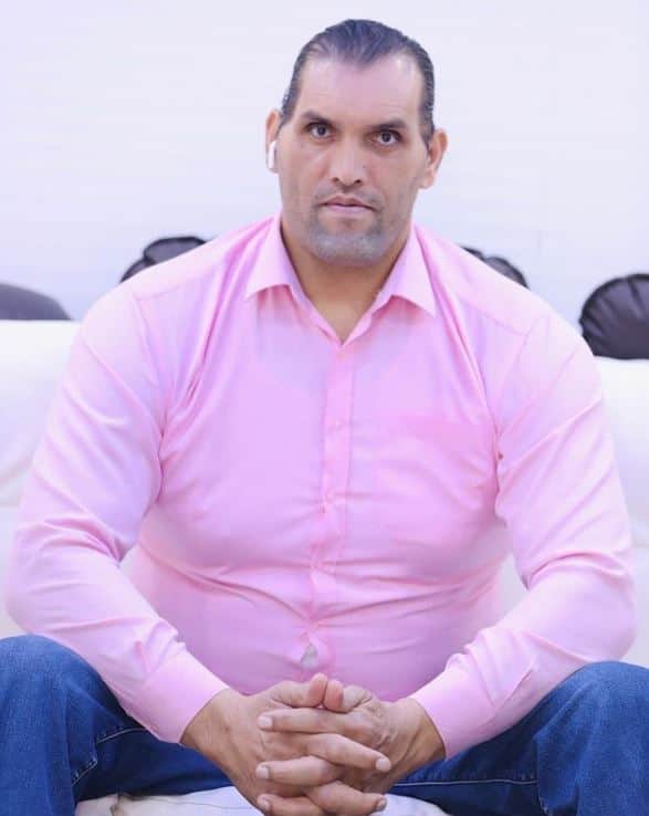 बता दें कि खली हर रोज सुबह और शाम दो घंटे का वर्कआउट करते हैं. वहीं कुछ खबरों में ये दावा किया गया था कि खली सिर्फ शाकाहारी भोजन करते है और कुछ रिपोर्ट्स का कहना है कि वो बड़ी मात्रा में चिकन का सेवन करता है. हालांकि इस बात को लेकर खली ने कहा था कि उन्हें शाकाहारी भोजन पसंद है, लेकिन वो मांस भी खाते हैं.