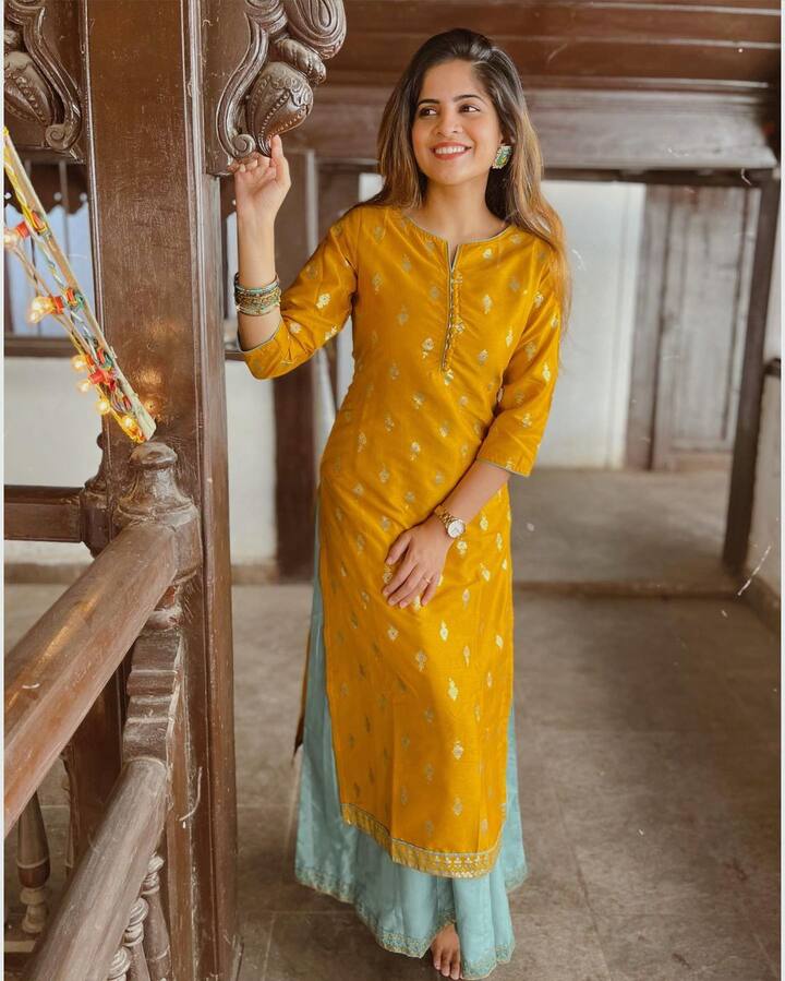 या लूक मध्ये तिचं सौंदर्य आणखी खुललं आहे. (PHOTO : @khwabeeda_amruta/Instagram)