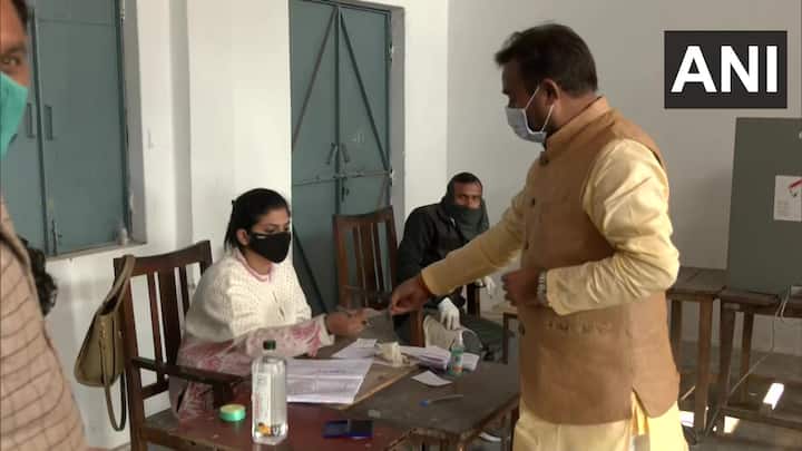 यूपी के पहले चरण के मतदान में बुलंदशहर से बीजेपी सांसद डॉ भोला सिंह ने अपना डाला वोट है.