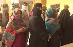 UP Elections: मतदान केंद्रों पर लोगों का दिख रहा वोटिंग को लेकर जोश, बुजुर्गों ने भी अपने मताधिकार का किया इस्तेमाल, देखें PICS