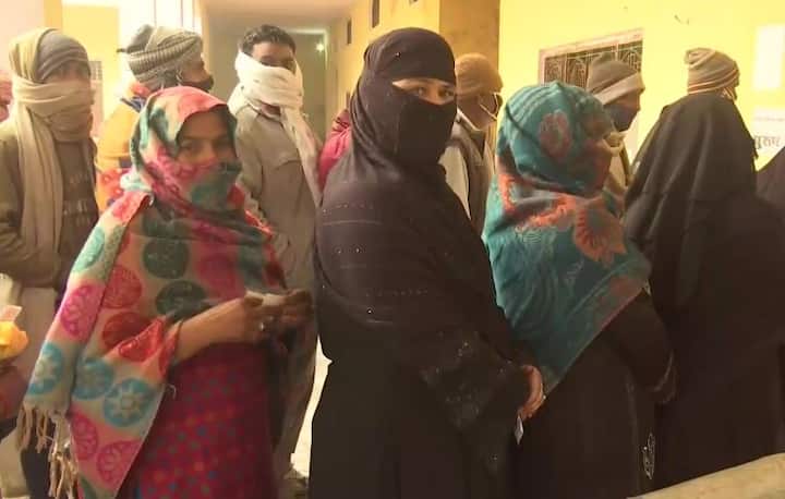 यूपी विधानसभा के लिए पहले चरण का मतदान जारी है. पहले चरण में पश्चिमी यूपी के 11 जिलों की 58 विधानसभा सीटों पर वोटिंग चल रही है. सुबह 7 बजे से ही लोग वोटिंग के लिए अपने घरों से निकलते दिखाई दिए.