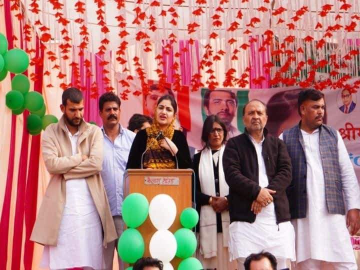 UP Election 2022: Charu Chaudhary, wife of Jayant Chaudhary campaign video viral UP Election 2022: 'सबने गंगा में तैरती लाशों को देखा, कोई आपके साथ खड़ा हुआ?', जयंत चौधरी की पत्नी का ये चुनावी भाषण हो रहा वायरल