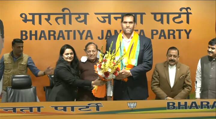 द ग्रेट खली यानि दिलीप सिंह राणा डब्लयू डब्लयू ई में अब तक भारत का सबसे बड़ा नाम रहे हैं. डब्लयू डब्लयू ई में रहते हुए दिलीप सिंह राणा उर्फ द ग्रेट खली ने तमाम बड़ी चैंपियनशिप को अपने नाम किया.हालांकि पिछले कई सालों से दिलीप सिंह राणा ने डब्लयू डब्लयू ई से दूरी बना ली है.