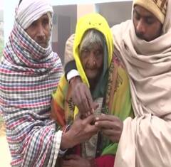 UP Elections: मतदान केंद्रों पर लोगों का दिख रहा वोटिंग को लेकर जोश, बुजुर्गों ने भी अपने मताधिकार का किया इस्तेमाल, देखें PICS