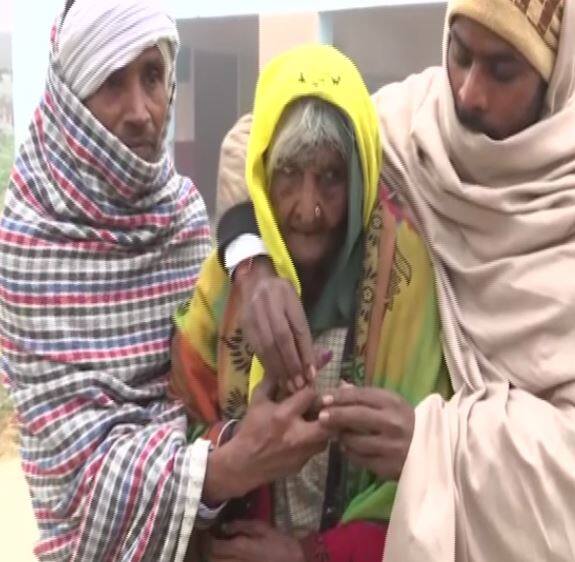 मतदान केंद्रों पर लोगों की भीड़ देखने को मिल रही है. प्रथम चरण के चुनाव के लिए मुजफ्फरनगर में एक 105 साल की वृद्ध महिला मतदान करने पहुंची. उन्होंने बताया, “मैंने विकास और सुरक्षा के लिए वोट किया है.”