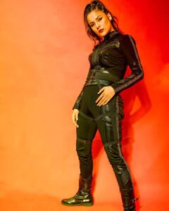 बिग बॉस फेम शहनाज गीलचा ग्लॅमरस अंदाज, पिवळ्या घागऱ्यात दिसतेय खास!