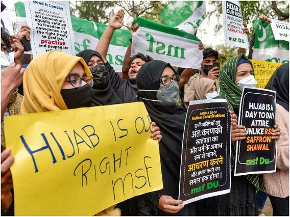 Karnataka Hijab Row: सुप्रीम कोर्ट पहुंचा कर्नाटक हिजाब विवाद, याचिकाकर्ता ने कहा- 'मुसलमानों को पूरे देश में बनाया जा रहा है निशाना' Karnataka Hijab Row: सुप्रीम कोर्ट पहुंचा कर्नाटक हिजाब विवाद, याचिकाकर्ता ने कहा- 'मुसलमानों को पूरे देश में बनाया जा रहा है निशाना'