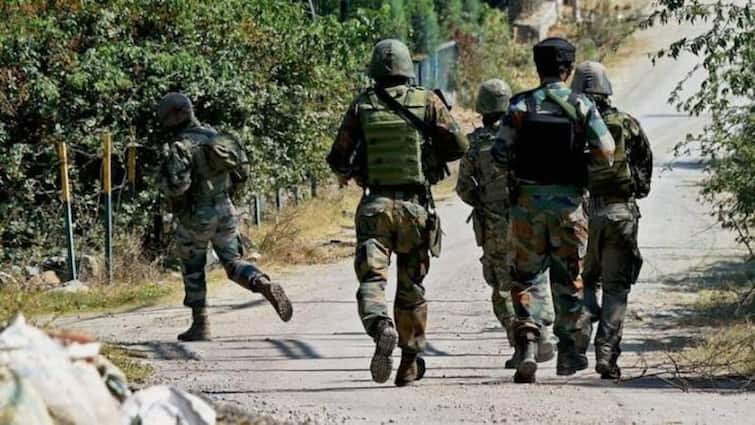 Terrorists Attack Jammu Kashmir 5 soldiers injured marathi news Terrorists Attack In Jammu Kashmir : बांदीपोरामध्ये सुरक्षा दलांच्या ताफ्यावर दहशतवादी हल्ला, 5 जवान जखमी