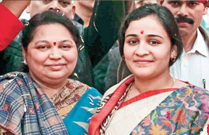 दरअसल मुलायम सिंह यादव के परिवार की जिन महिलाओं की संपत्ति का ब्योरा सार्वजनिक है उनमें सिर्फ साधना ऐसी हैं, जिनके नाम पर अपनी खुद की कार है.