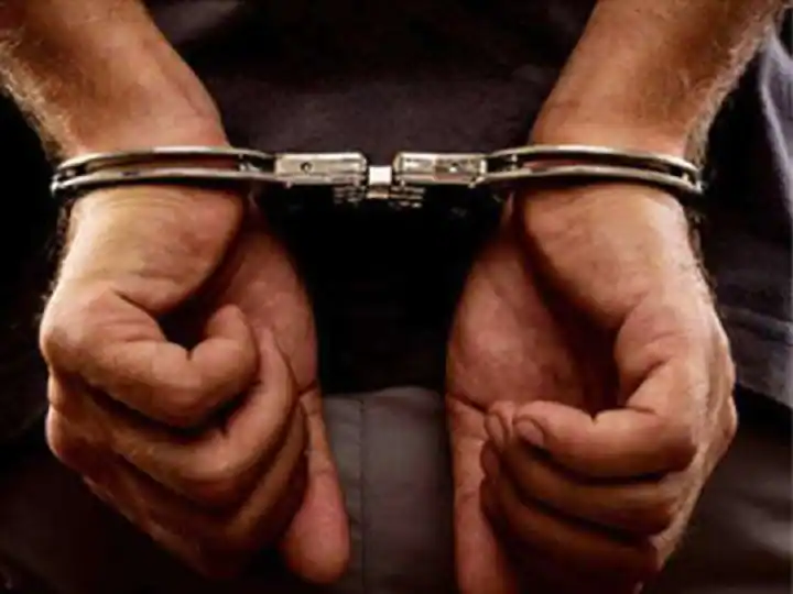 Gujarat Crime: गुजरात में राइफल के पुर्जे बनवाने के आरोप में यमन का नागरिक गिरफ्तार, पिता का इलाज करवाने आया था आरोपी Gujarat Crime: गुजरात में राइफल के पुर्जे बनवाने के आरोप में यमन का नागरिक गिरफ्तार, पिता का इलाज करवाने आया था आरोपी