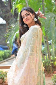 Ayesha Khan Photos: కొంటెచూపుతో కట్టిపడేస్తున్న ఆయేషా ఖాన్