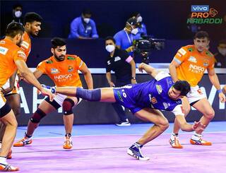 Pro Kabaddi: Puneri Paltan ने एकतरफा मुकाबले में Haryana Steelers को हराकर Playoffs की उम्मीदों को रखा ज़िंदा