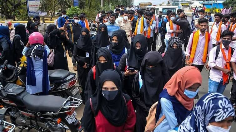 Hijab Row: Petition of BJP leader in Supreme Court- Demands center and states to implement common dress code for schools ANN Hijab Row:  बीजेपी नेता की सुप्रीम कोर्ट में याचिका- केंद्र और राज्यों को स्कूलों के लिए कॉमन ड्रेस कोड लागू करने की मांग की