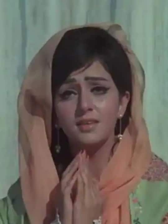 विमी- विमी (Actress Vimi) ने अपने बॉलीवुड करियर की शुरुआत 1967 में B.R. चोपड़ा की फिल्म हमराज से की थी. शराब की बुरी लत ने विमी को बुरी तरह से कर्जे में डुबो दिया था और आखिरी दिनों में उनके पास कुछ नहीं बचा था. आप ये जानकर चौंक जाएंगे कि देहांत के बाद विमी के पार्थिव शरीर को ठेले पर श्मशान घाट तक जे जाया गया था.