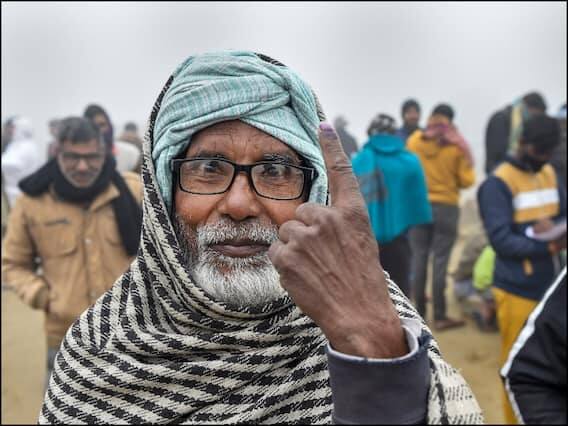 સમાજવાદી પાર્ટીએ કૈરાના વિધાનસભાના કેટલાક મતદાન મથકો પર ગરીબ મતદારોને ડરાવવા અને તેમને પાછા મોકલવા અંગે ચૂંટણી પંચને ફરિયાદ કરી છે. ચૂંટણી પંચ અને શામલીના જિલ્લા મેજિસ્ટ્રેટને ટેગ કરીને, પાર્ટીએ ટ્વીટ કર્યું,