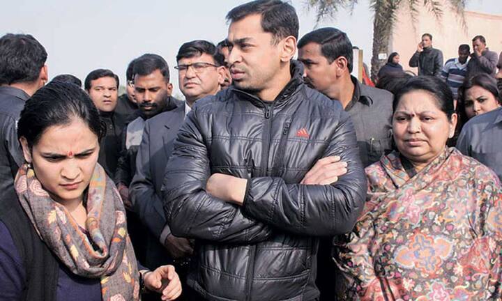 परिवार की दूसरी महिलाएं, जैसे डिंपल यादव और अपर्णा यादव की तरह साधना राजनीति में तो नहीं हैं, लेकिन एक मामले में वह फैमिली की दूसरी बहुओं से अलग हैं.