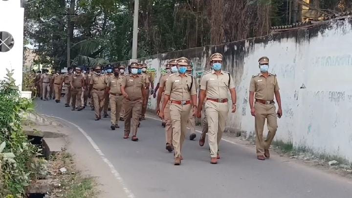 வீரமங்கை வேலு நாச்சியார் அலங்கார ஊர்தி தருமபுரி வருகை - அதிகாரிகள் மலர் தூவி வரவேற்பு