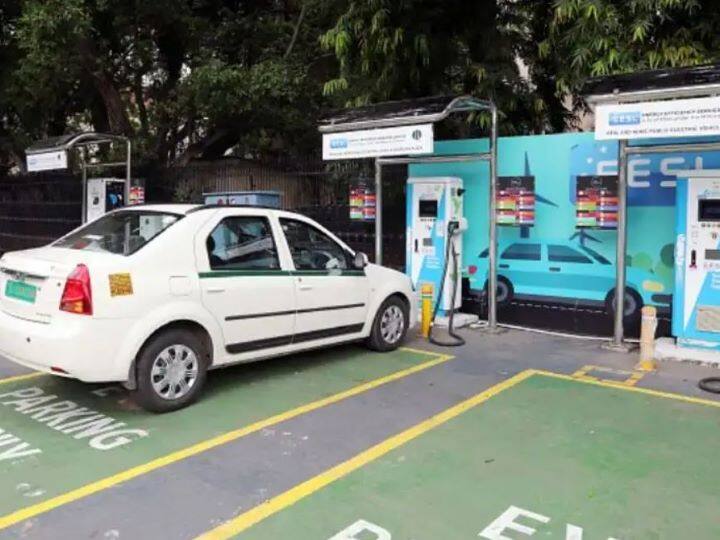 delhi government started buying electric vehicles and replacing old diesel petrol vehicles Delhi: दिल्ली सरकार ने शुरू की इलेक्ट्रिक वाहनों की खरीद, स्क्रैप में भेजी जा रहीं पुरानी डीजल-पेट्रोल गाड़ियां