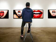 అరే ఏంట్రా ఇదీ, బోరుకొడుతోందని రూ.7 కోట్ల పెయింటింగ్‌తో సెక్యూరిటీ గార్డు చిలిపి పని!