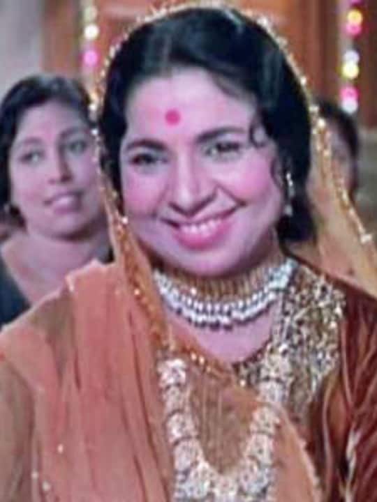 अचला सचदेव- अचला सचदेव (Actress Achala Sachdev) का निधन गुमनामी के बीच पुणे के हॉस्पिटल में हुआ था. अचला पति के निधन के बाद अकेली हो गई थी. बेटा भी अमेरिका में रहता था. एक्ट्रेस ने अपनी पूरी प्रॉपर्टी दान कर दी थी और अपने अंतिम दिनों में अचला के पास इलाज के पैसे भी नहीं बचे थे.