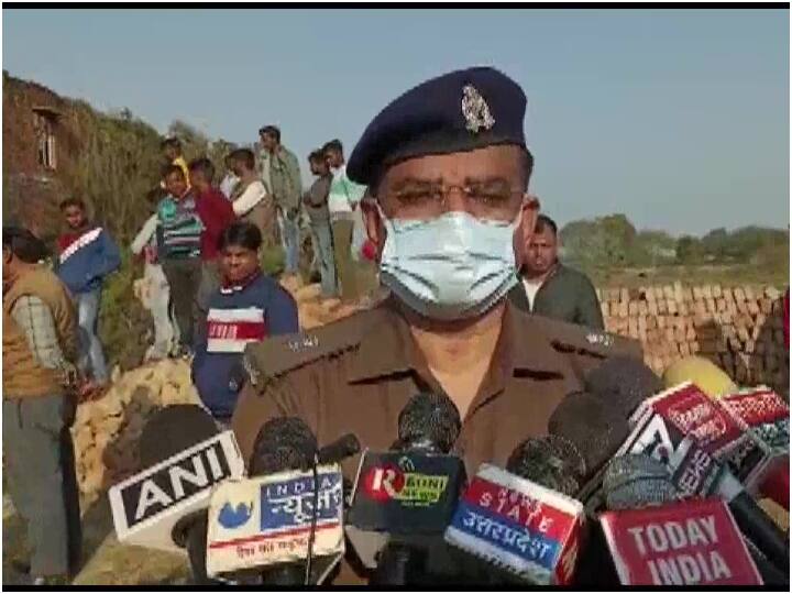 Unnao Murder Case The relatives of the deceased sitting on a dharna with the dead body in the murder of the girl ANN Unnao Murder Case: युवती की हत्या मामले में शव के साथ धरने पर बैठे मृतिका के परिजन, प्रशासन से की ये मांग