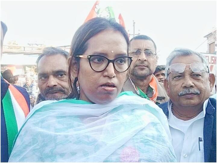 Firozabad Maharashtra minister Varsha Gaikwad reacted on Karnataka hijab controversy ANN Karnataka Hijab Controversy: फिरोजाबाद पहुंचीं महाराष्ट्र की मंत्री वर्षा गायकवाड, कर्नाटक हिजाब विवाद पर दिया ये बड़ा बयान