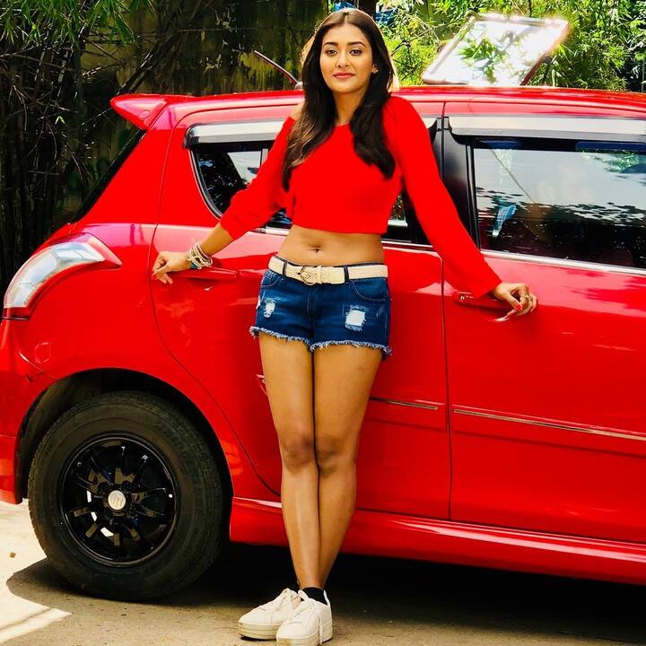 పూజా జవేరీ అందాల జాతర, చూపు తిప్పుకోవడం కష్టమే! - Image Credit: Pooja Jhaveri/Instagram