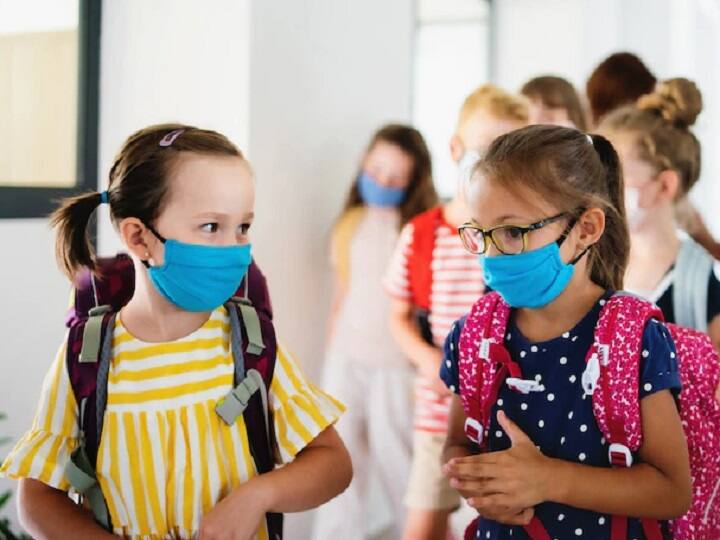 The use of masks affects the emotional and social development of young children Masks in class : मास्कच्या वापरामुळे लहान मुलांच्या भाषेसह भावनिक आणि सामाजिक विकासावर परिणाम