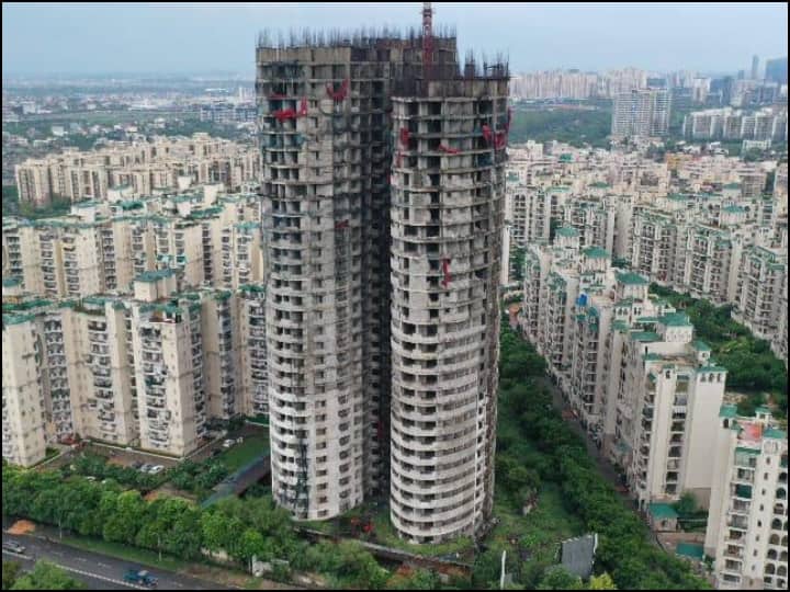 Noida Supertech Twin Towers Demolition Preparation Completed Building Will Be Grounded in 15 secends with 3700 kg of explosives Twin Towers Demolition: 3700 किलो बिछाई गई बारूद, 15 सेकेंड में जमींदोज हो जाएगा ट्विन टावर, काउंटडाउन शुरू
