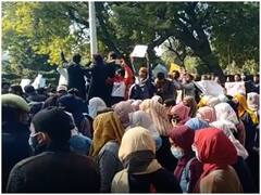 Karnataka Hijab Row: कर्नाटक हिजाब विवाद पर अलीगढ़ मुस्लिम यूनिवर्सिटी में छात्रों का प्रदर्शन, जमकर हुई नारेबाजी