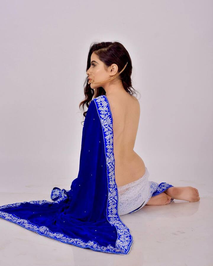 उर्फी ने फोटोज शेयर करते हुए लिखा- अभी भी साड़ी के लिए देर है? उनकी इन तस्वीरों को कुछ ही देर में हजारों लोग लाइक कर चुके हैं. फैंस भी उर्फी की इन तस्वीरों पर कमेंट करने से खुद को रोक नहीं पा रहे हैं. (फोटो- सोशल मीडिया)
