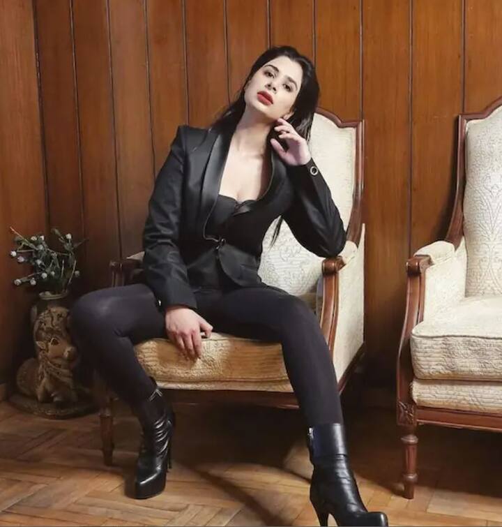 ਰਾਬੀਆ ਸਿੱਧੂ ਨੇ ਆਪਣੀ ਸ਼ੁਰੂਆਤੀ ਪੜ੍ਹਾਈ ਪੰਜਾਬ ਤੋਂ ਕੀਤੀ ਅਤੇ Lasalle ਕਾਲਜ ਆਫ਼ ਆਰਟਸ, ਸਿੰਗਾਪੁਰ ਤੋਂ ਆਪਣੀ ਫੈਸ਼ਨ ਡਿਜ਼ਾਈਨਿੰਗ ਪੂਰੀ ਕੀਤੀ।