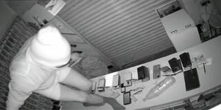 Pandua News: ধরা না পড়তে সিসিটিভির তার কাটল চোর, দোকানে সিঁধ কেটে নিয়ে গেল ৬০ লক্ষের মোবাইল