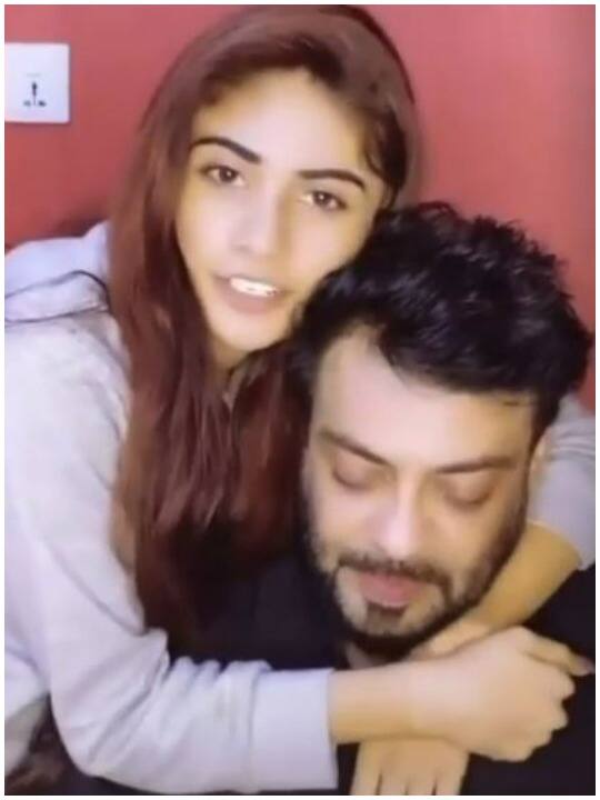 सईदा दानिया शाह के इंस्टाग्राम पोस्ट पर अभी तक मात्र तीन ही पोस्ट किए गए हैं, जिसमें से एक तस्वीर और दो वीडियो हैं. तस्वीर में उन्हें उनके पति डॉ आमिर लियाकत हुसैन के साथ देखा जा सकता है.