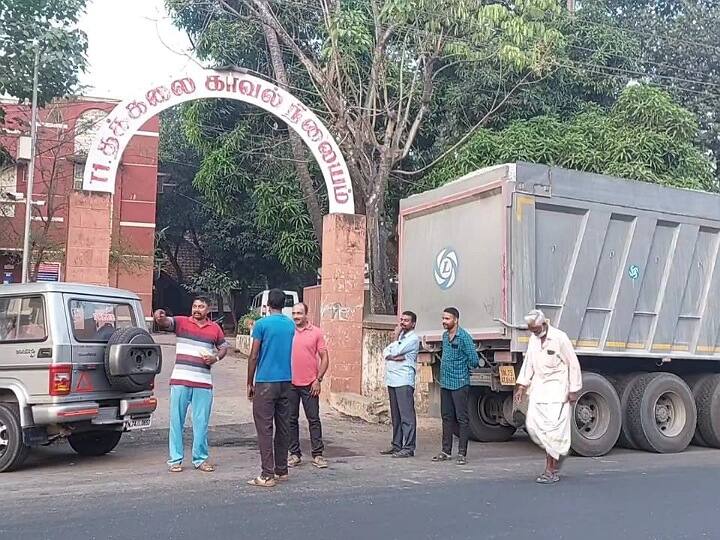 Mineral resources lorry seized in Kanyakumari and Kanyakumari COVID center closed தக்கலையில் அதிக பாரத்தில் கனிமவளத்தை ஏற்றி வந்த 11 லாரிகள் பறிமுதல்