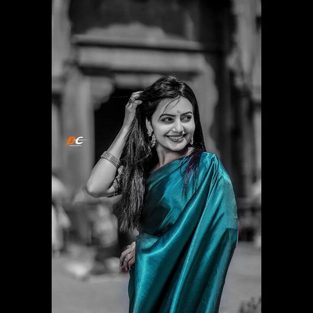 तिने नुकतंच एक फोटोशूट शेअर केलंय, हिरव्या साडीतल्या या फोटोंमध्ये सोनाली खूप सुंदर दिसत आहे.  (photo:sonalipatil_official/ig)