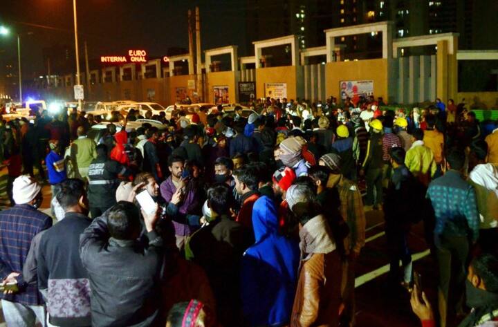 इस घटना के बाद काफी संख्या में  आस-पास के अपार्टमेंट के लोग वहां इकट्ठा हो गए. इमारत के बाहर मौजूद कई लोग अपनों के सुरक्षित होने को लेकर चिंतित नजर आए.