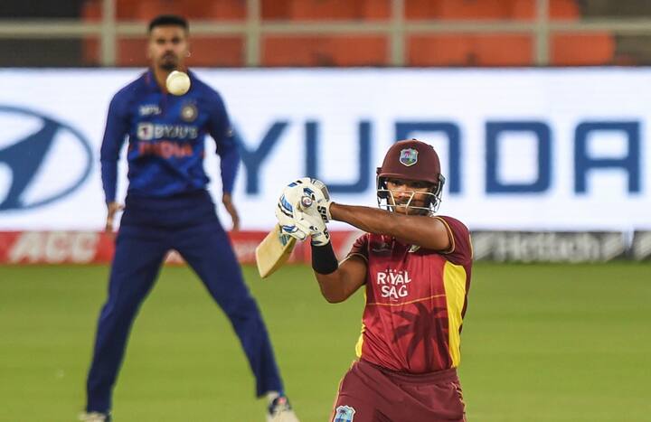 वहीं भारत के लिए गेंदबाजी में मोहम्मद सिराज और प्रसिद्ध कृष्णा ने सबसे ज्यादा तीन-तीन विकेट चटकाए. कृष्णा ने 8.1 ओवर में एक मेडन के साथ 29 रन दिए तो सिराज ने 9 ओवर में एक मेडन के साथ 29 रन खर्च किए. इसके अलावा दीपक चाहर और कुलदीप यादव को दो-दो विकेट मिले.