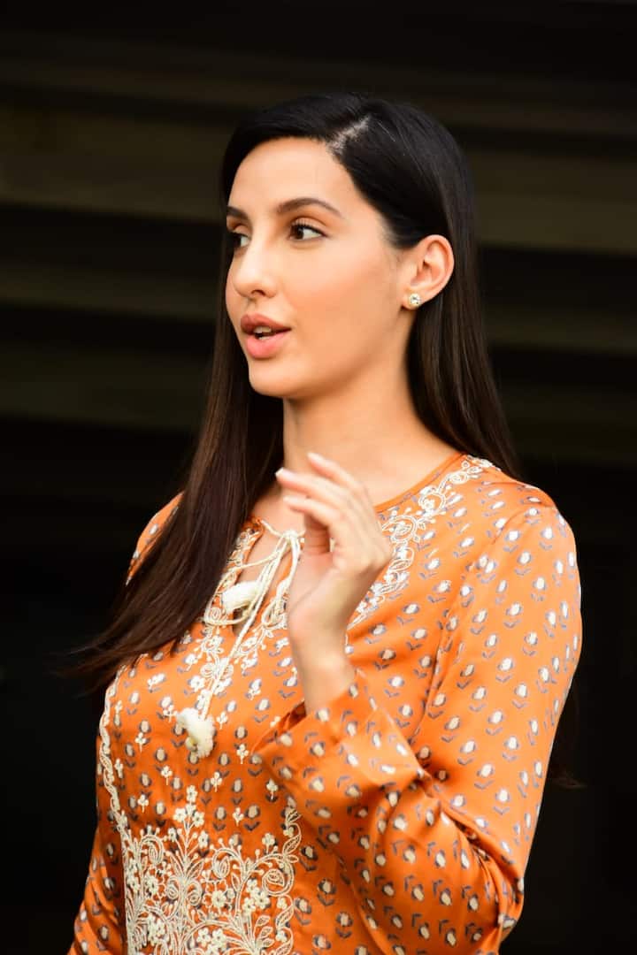 Whether it's a traditional or western ensemble, Nora Fatehi never fails to impress her admirers with her look. Nora was photographed today outside Anil Kapoor's workplace in a desi Indian outfit.