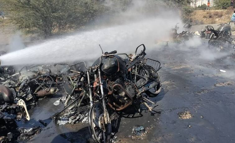 A fire broke out in vehicles in the parking of gota bridge Ahemdabad  અમદાવાદ : ગોતા બ્રિજ નીચે પાર્કિંગમાં વાહનોમાં ભીષણ આગ, 36 વાહનો આગની ઝપેટમાં