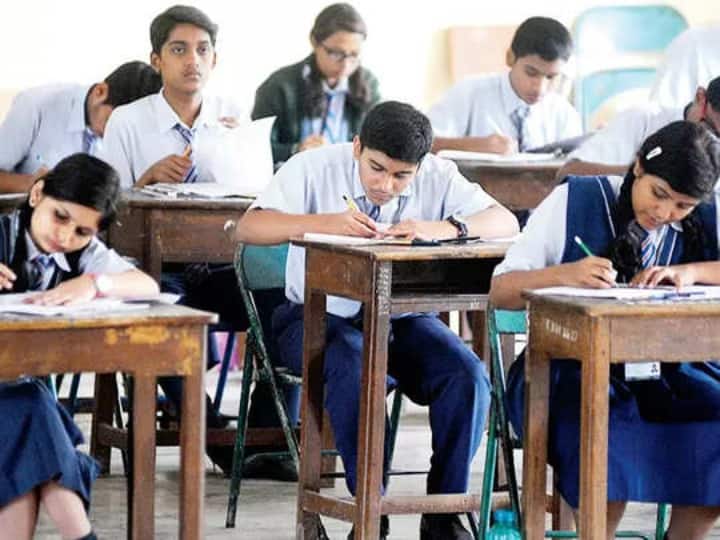 UP Board Exam 2022 Begins from March 24 Noida will have 58 exam centers UP Board Exam 2022: नोएडा में 58 एग्जाम सेंटर्स पर होगी यूपी बोर्ड की परीक्षा, CCTV से लखनऊ में होगी निगरानी