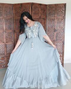 Sai Lokur: सईचं मनमोहक रूप; राखाडी ड्रेसमध्ये खुललं सौंदर्य