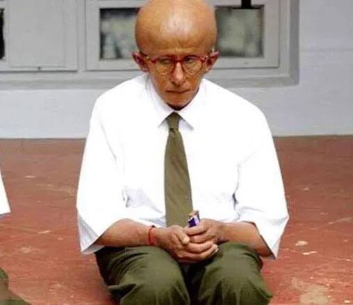 Amitabh Bachchan (Paa) – अमिताभ बच्चन ने फिल्म में पा के लिए जो लुक अपनाया वो काफी हैरान करने वाला था. ये प्रोसेस काफी मुश्किल था, लेकिन इतनी उम्र के होने के बावजूद अमिताभ बच्चन ने ये किया और अमिताभ बच्चन का ये रोल आइकॉनिक बन गया.